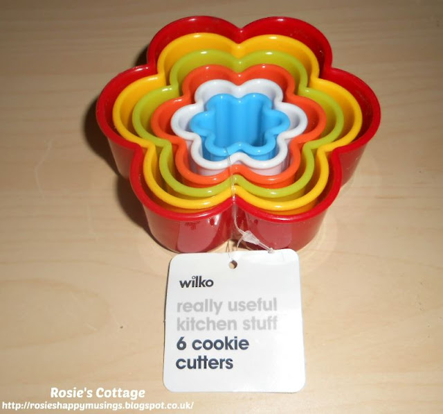 Latest additions to my crafting supplies are these adorable cookie cutters.
