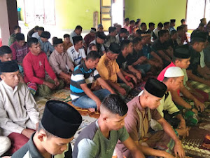 Guna meningkatkan keimanan dan ketaqwaan, anggota Satgas TNI TMMD Ke-113 Kodim 1406/Wajo menunaikan Sholat Jum'at bersama warga setempat