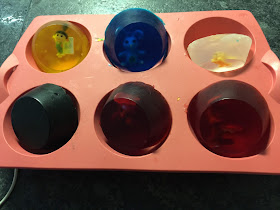 Savons pour enfants de différentes couleurs avec surprises dans les moules en silicone refroidis 