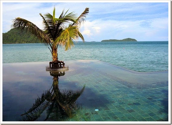 amazing-infinity-pool-by-the-sea