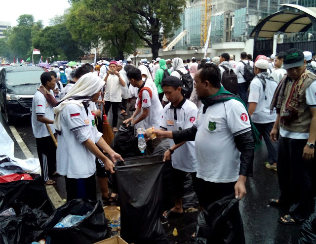 Aksi Bela Islam, Muhammadiyah Karanganyar Bagikan Logistik Gratis dan Saber Sampah