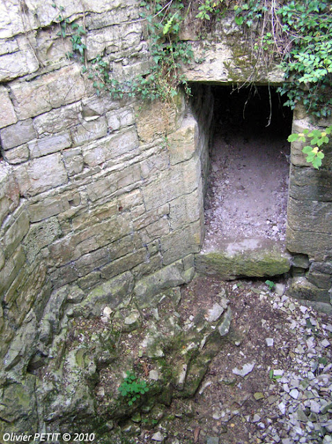 BAINVILLE-AUX-MIROIRS (54) - Le donjon du château comtal