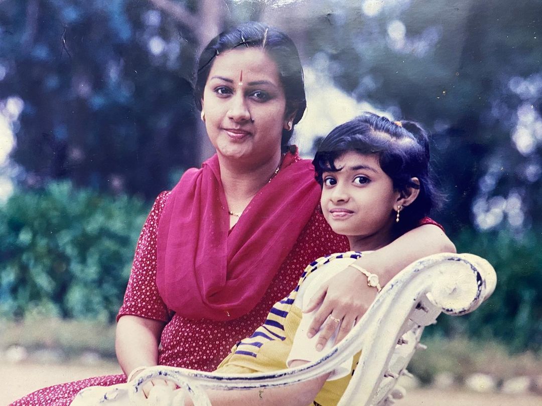 South Indian Actress Keerthy Suresh Childhood Pic with her Mother Menaka Suresh | South Indian Actress Keerthy Suresh Childhood Photos | Real-Life Photos