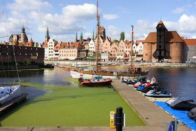 Vista del Río Motlawa desde el puerto de la histórica y vieja ciudad de Gdansk Danzig en Polonia