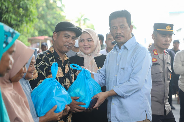 Walikota Rudi bersama Wagub Marlin Serahkan 1500 Paket Sembako Gratis untuk Masyarakat Lubukbaja