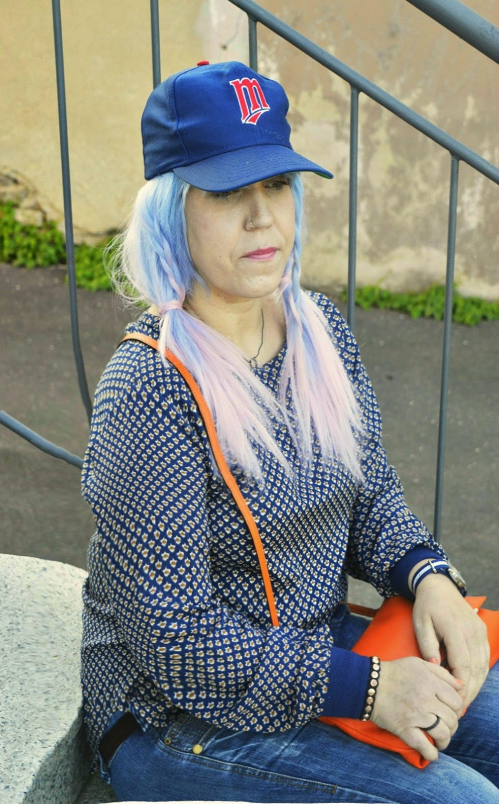 Streetstyle Outfit with Baseballcap, jeans and blouse shirt, white leather shoes and papaya colored crossbodybag by @picard_lederwaren_official