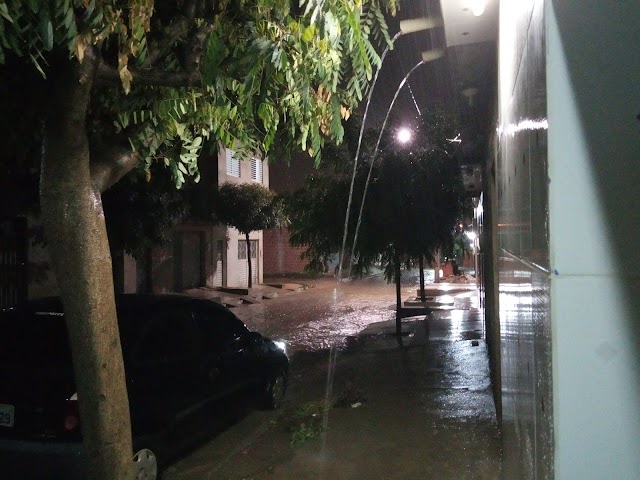 Chove forte em Santa Cruz do Capibaribe na noite deste sábado, 20 de abril de 2019