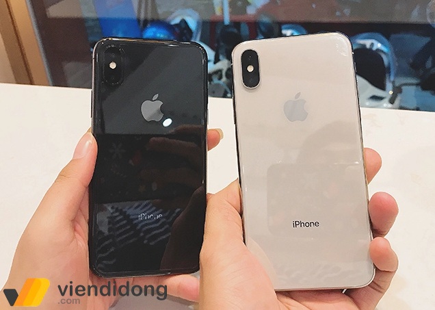 Hai chiếc iPhone X cũ 64GB tại cửa hàng