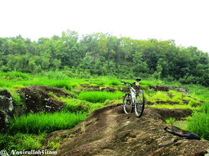 Lansekap sepeda di dekat DAM Walikukun