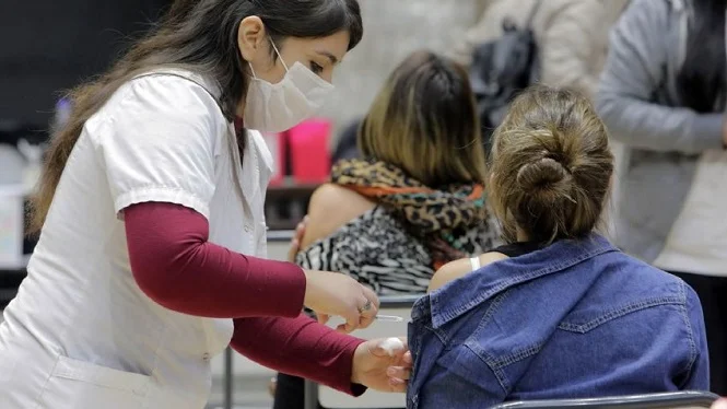 Cómo indemnizarán a quienes sufran efectos adversos por la vacuna