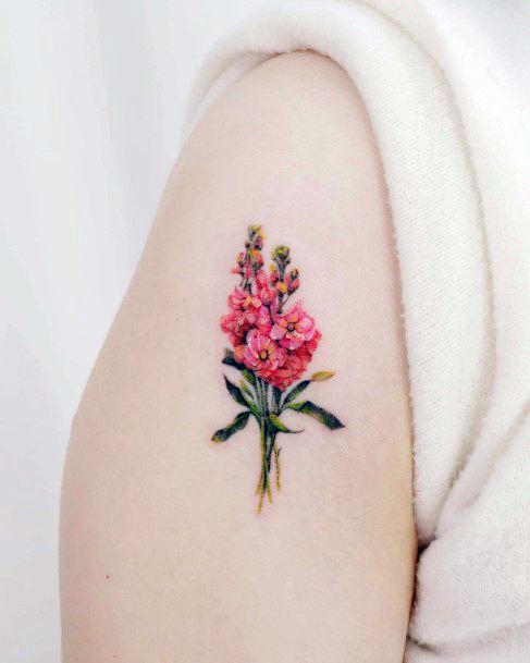 Inspire-se: 50 tatuagens femininas usando rosa como cor principal