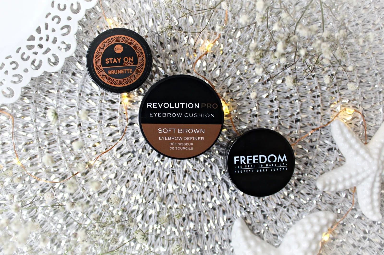 Freedom Pro Brow Pomade, Revolution Pro Eyebrow Cushion oraz Bell Stay On Brow - porównanie 3 pomad do brwi