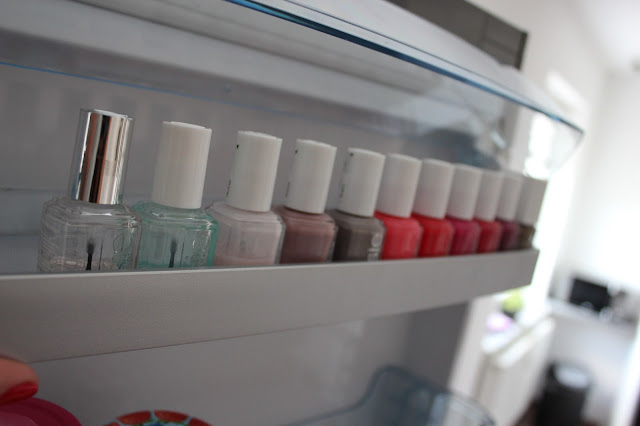 Sogar in meinen Kühlschrank macht sich mein Essie Nagellack breit. Dort wird er gelagert damit er ganz lange hält und mir noch viel Freude macht.