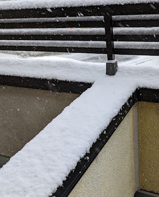 ベランダに積もり始めた雪