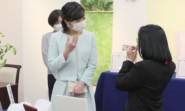 Princess Kako visited the 54th Idea exhibition where women all over the country turned ideas useful for their lives into works