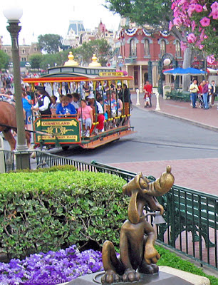 Disneyland Pluto Statue bronze Central Plaza park hub Horse