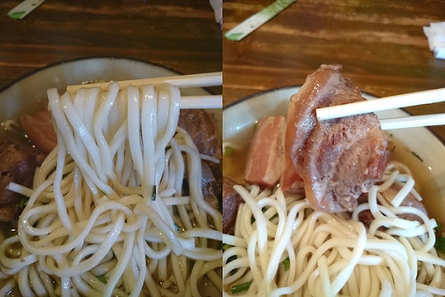 ミックスそばの麺と軟骨ソーキの写真