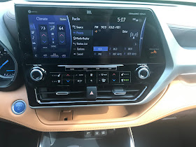 Infotainment and HVAC in 2020 Toyota Highlander Hybrid Platinum AWD