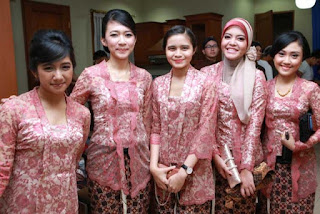 Memilih Model Kebaya Sesuai Trend Busana Tahun 2017