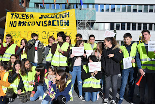 Protesta de las familias de estudiantes del instituto Trueba