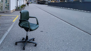 Bürostuhl auf der Tannwaldstrasse beim Bahnhof Olten. Leicht verfremdet.