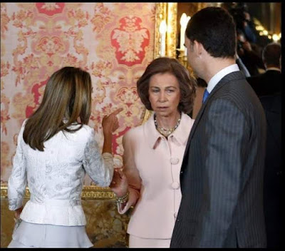 Sofía Letizia,dedito acusador, foto con las nietas