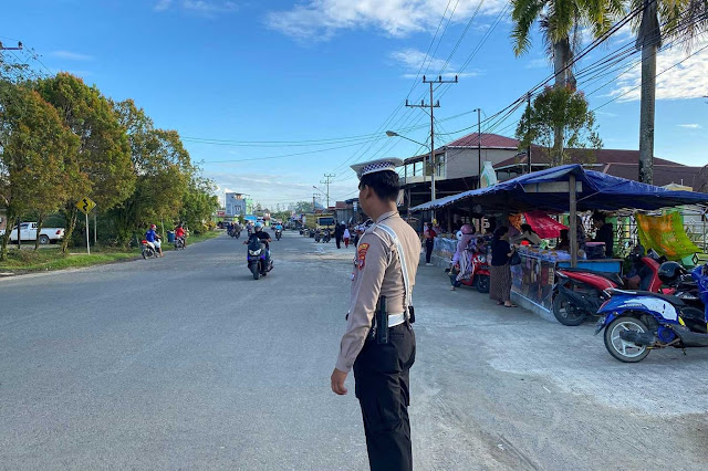 Personel Polres Malinau Lakukan Pengamanan Pasar Ramadhan Jelang Buka Puasa