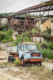 Un veicolo abbandonato in miniera