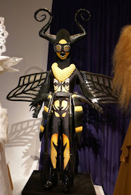 Gladys Knight Masked Singer season 1 Bee costume