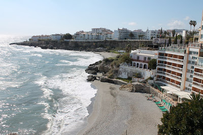 widok na morze śródziemne i plaże  w miejscowości Nerja