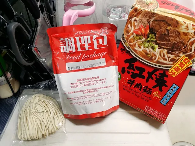 珍苑台灣紅燒牛肉麪的湯包和麪條