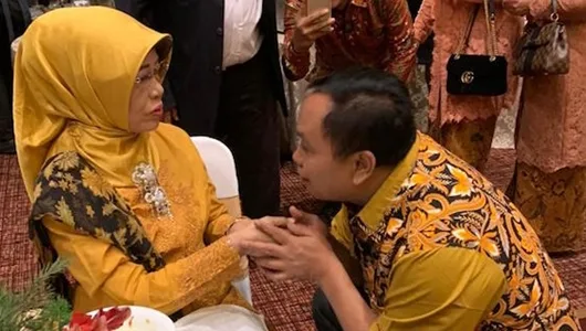 Wakil Ketua Umum Gerindra Sungkemi Ibunda Jokowi