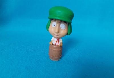 (vendida) Miniatura  vinil estática do Chaves dentro do barril , coleção Bobs - 7cm de altura R$ 20,00