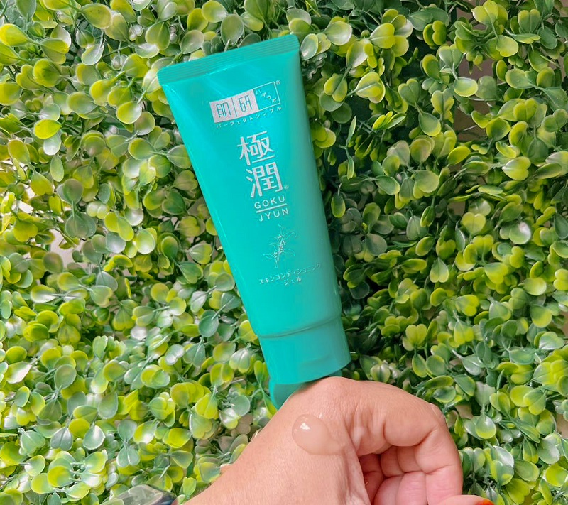 Hada Labo GokuJyun Blemish & Oil Control Gel texture,