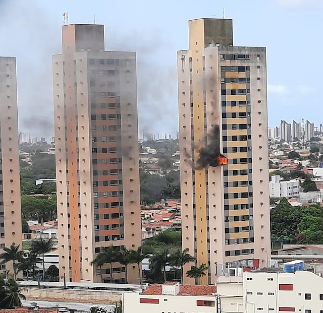 Incêndio atinge apartamento no 11º andar de prédio residencial em Natal; veja vídeo