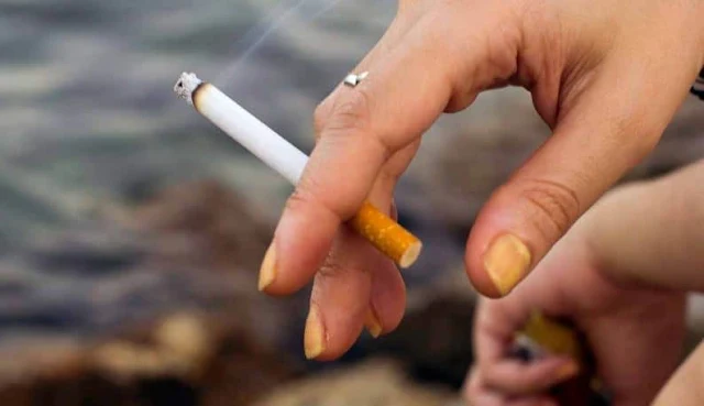 Doigts jaunes à cause du tabac : découvrez comment retirer les taches de nicotine