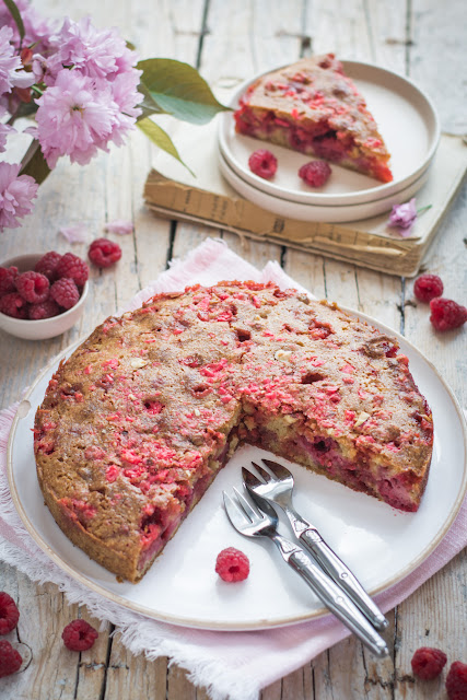 Gâteau moelleux aux framboises et pralines roses