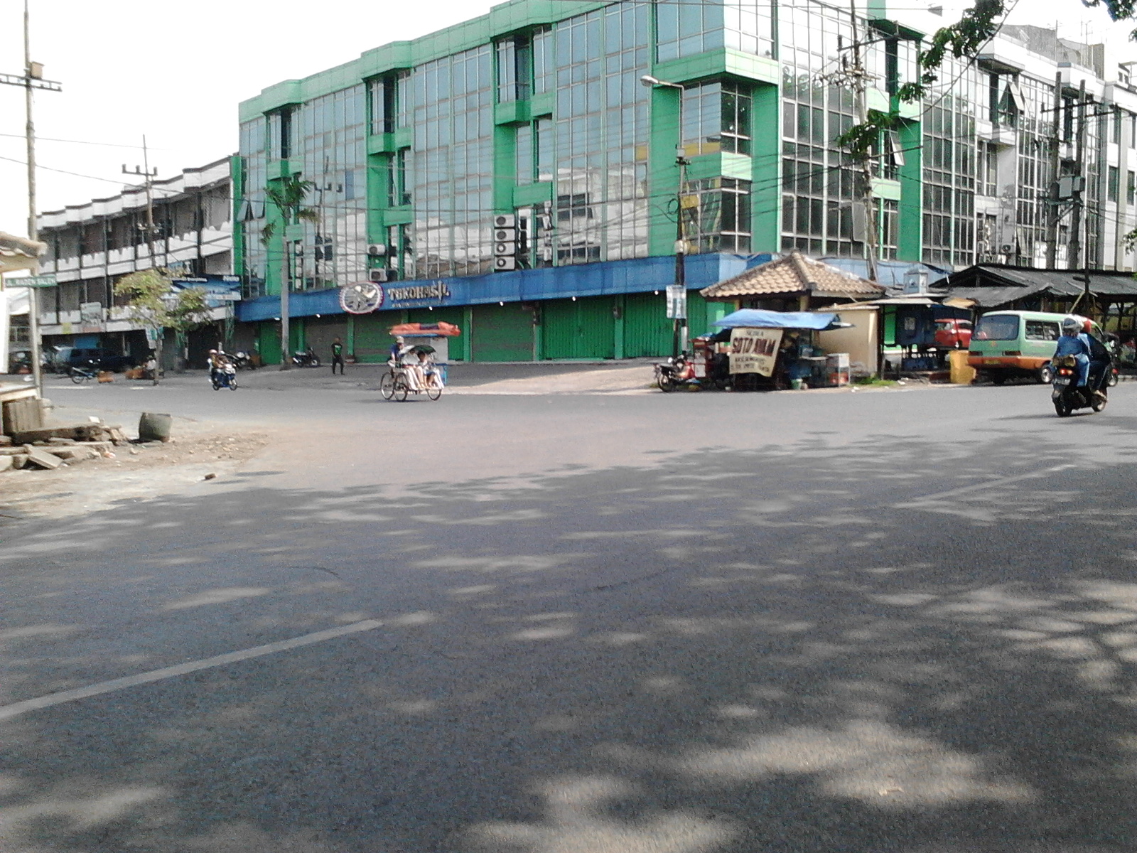 Perempatan depan stasiun sebelah kanan tempat bis dalam kota arah ke terminal Bungurasih biasanya lewat bukan bus P5 jam berangkat paling awal setengah