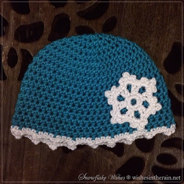 crochet hat with appliqué crochet snowflake - www.wishesintherain.net