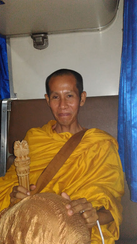 foto de um monge no trem