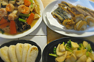 カブゆずドレッシングサラダ　五目甘酢炒め煮？　魚介唐揚げ＋1