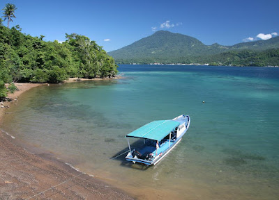 pantai di pulau lembeh