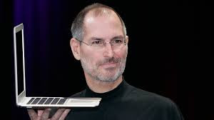 Steve Jobs type ennéagramme, Steve Jobs ennéatype, Steve Jobs dépressif, Steve Jobs motivations, Steve Jobs personnalité tempérament et caractère, Steve Jobs psychologie. Fabien Laurand, Biographie, ennéagramme, ennéatype 4, type 4 ennéagramme, motivations, succès, réussite, fortune, talent, théorie des talents, intelligences multiples. Steve Jobs avait le sentiment d’être unique.  Il était persuadé que personne ne pouvait le comprendre vraiment. Au moment de la sortie du Mac, il avait été odieux avec une collaboratrice qui tentait de l’apaiser en lui rétorquant : « Comment pourrais-tu imaginer ce que je ressens ? Tu n’es pas moi à ce que je sache ! »  Il a toujours eu le sentiment d’être quelqu’un de différent, d’être un étranger aux yeux de sa famille et du monde extérieur.  Dans son enfance, son institutrice, Imogene Hill, l’a, en quelque sorte, sauvé du système scolaire en insistant, notamment, sur son sentiment de différence. Steve n’aimait pas le système scolaire qu’il jugeait aveugle et autoritaire. Il était en outre un enfant chahuteur et rebelle et avait été plusieurs fois exclu de l’école. Au lycée, Steve Jobs avait la volonté de faire de sa vie quelque chose d’original, de différent.  En fait, Steve Jobs avait la certitude d’être un individu à part ; Isaacson y voit une référence à la philosophie de Nietzsche même si Jobs ne l’avait jamais lu. Il avait d’ailleurs le sentiment que les règles des mortels ne le concernaient pas. Selon Ive, Jobs pensait que les règles sociales conventionnelles ne s’appliquaient pas à lui.  Steve Jobs était donc type 4. Il recherchait l’originalité et fuyait la banalité. Il avait le sentiment indéfectible d’être quelqu’un d’unique.