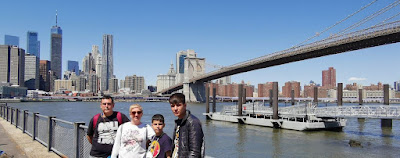 Skyline de Manhattan  y el puente de Brooklyn desde Dumbo, Brooklyn.