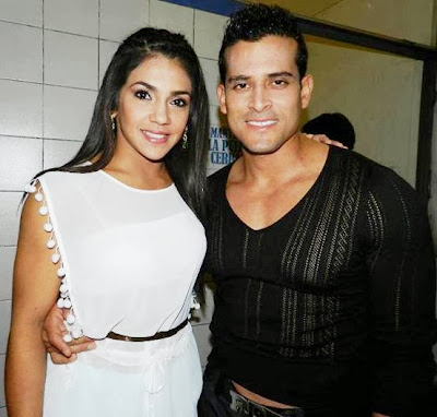 Foto de Vania Bludau feliz junto a Christian Domínguez 