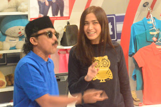 www.ceritaseleb.top -  Jessica Iskandar beradegan bersama Oppie Kumis, Saat ada 'El' Jessica jadi lebih bersemangat dalam bekerja.