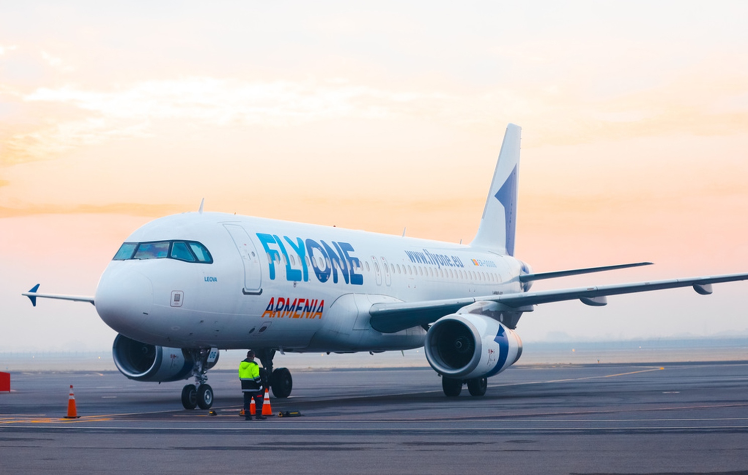 Самолет летевший в ереван. Авиакомпания Fly one Armenia. Airbus a 320 flyone Armenia. Аэробус а320 Fly one Armenia. Рейс Ереван Тбилиси.