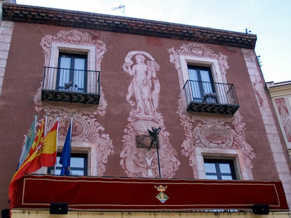 Façana de l'Ajuntament de Martorell decorada amb esgrafiats de Ferran Serra al·legòrics a la deessa de l'abundància i als rius Anoia i Llobregat