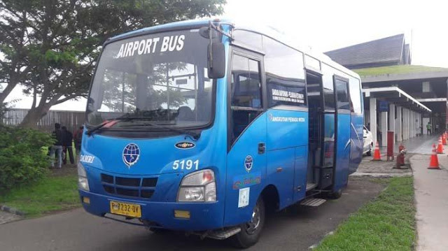 Bus Damri di Bandara Banyuwangi.