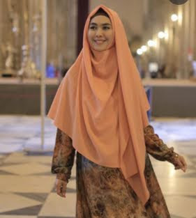  ini ialah jilbab yang rekomended bagi anda selaku  seorang muslimah yang taat terhad √43+ Model Terbaik, Jilbab Syar'i Oki Setiana Dewi Modern 2022